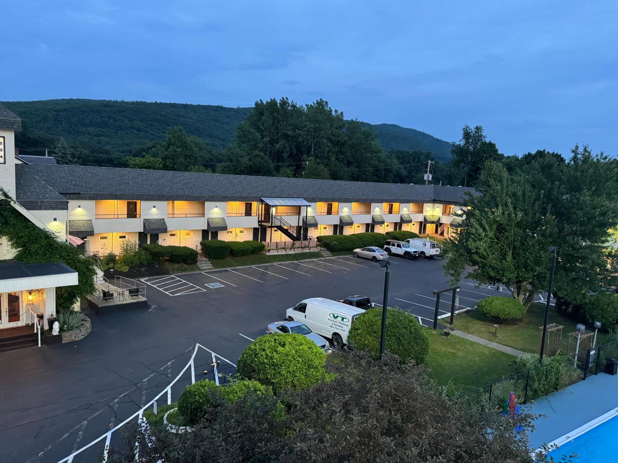The Black Mountain Inn Brattleboro Exterior foto